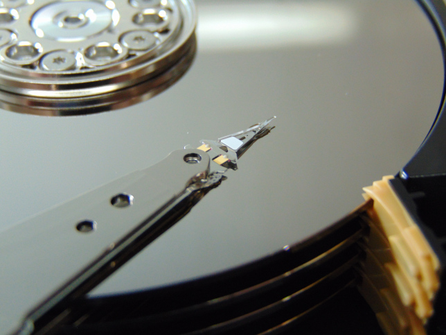 Голівки припаркувані на поверхнях пластин