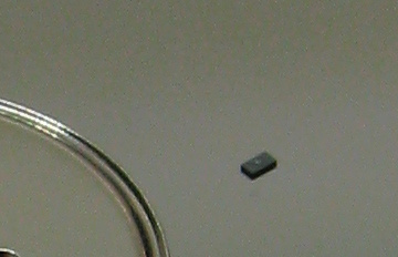 Відірвана голівка на прверхні пластини